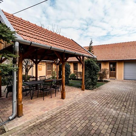 Estike Apartman Gyula Exterior foto