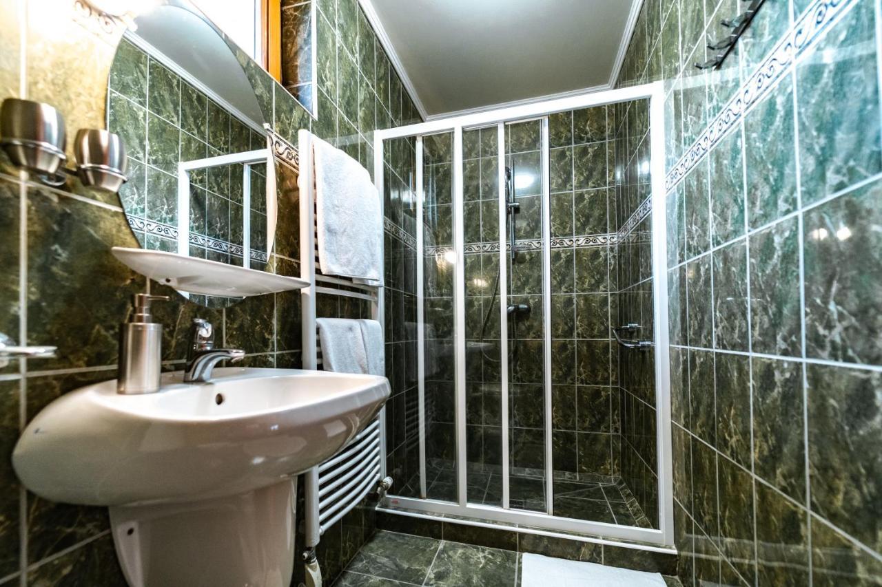 Estike Apartman Gyula Exterior foto