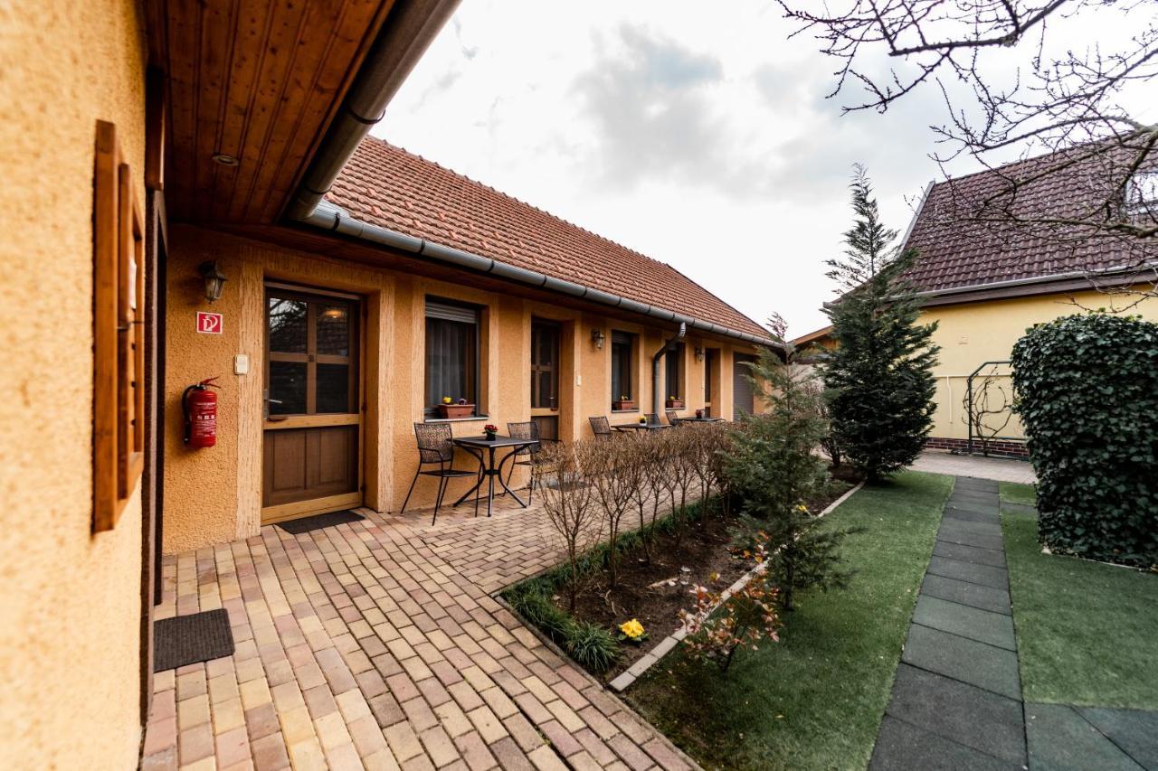 Estike Apartman Gyula Exterior foto