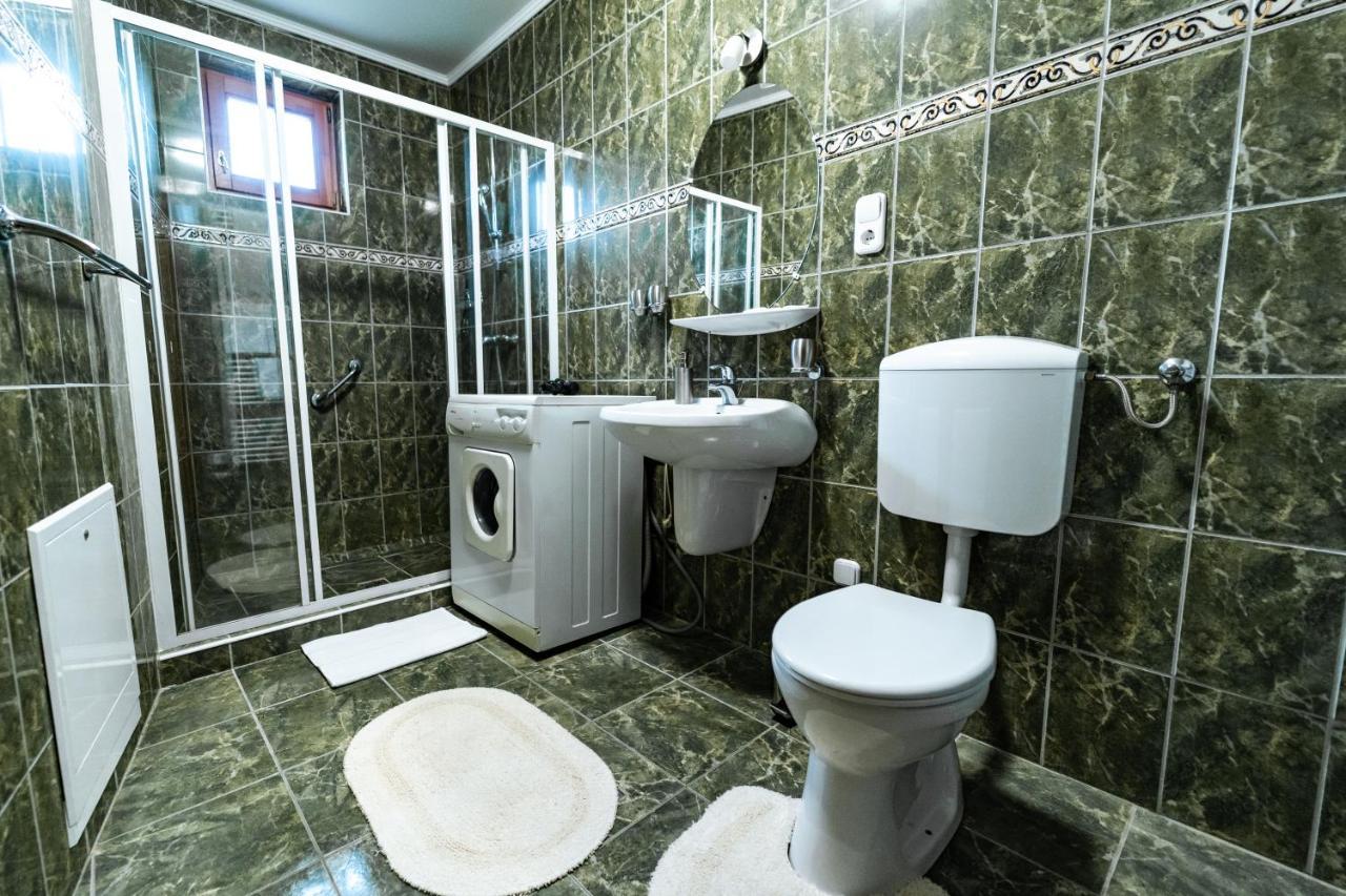 Estike Apartman Gyula Exterior foto