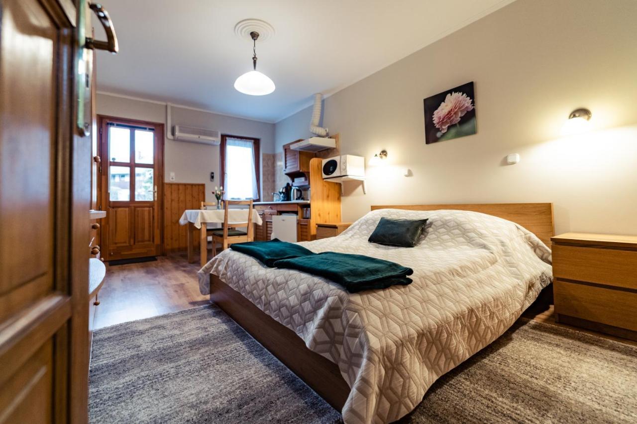 Estike Apartman Gyula Exterior foto