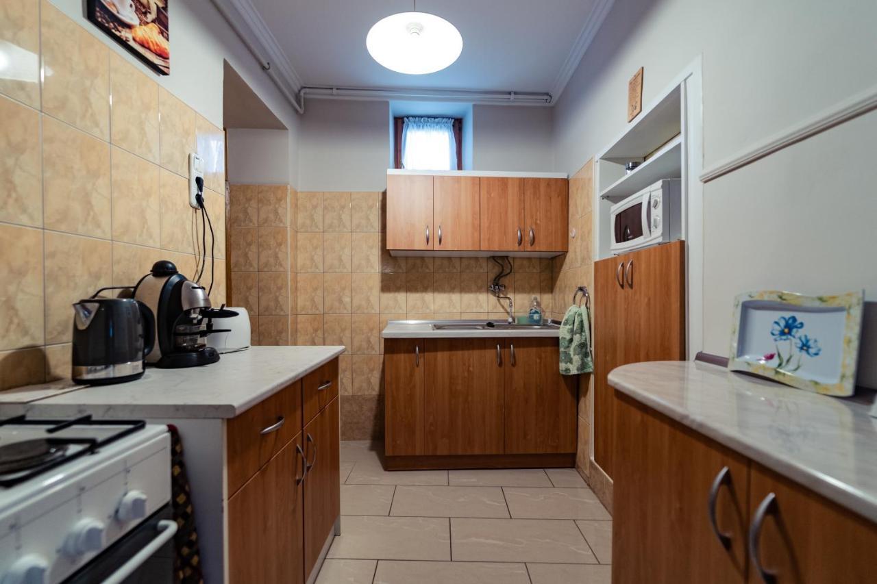 Estike Apartman Gyula Exterior foto