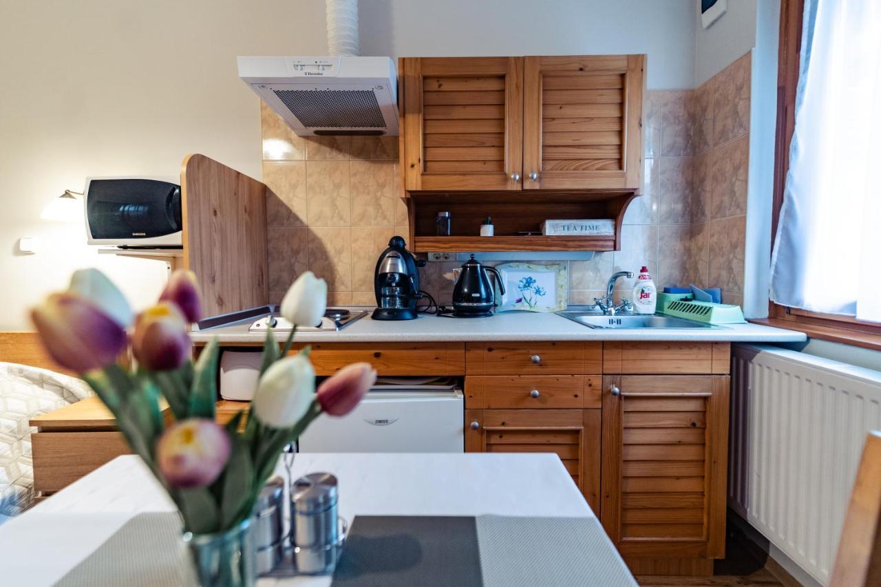Estike Apartman Gyula Exterior foto