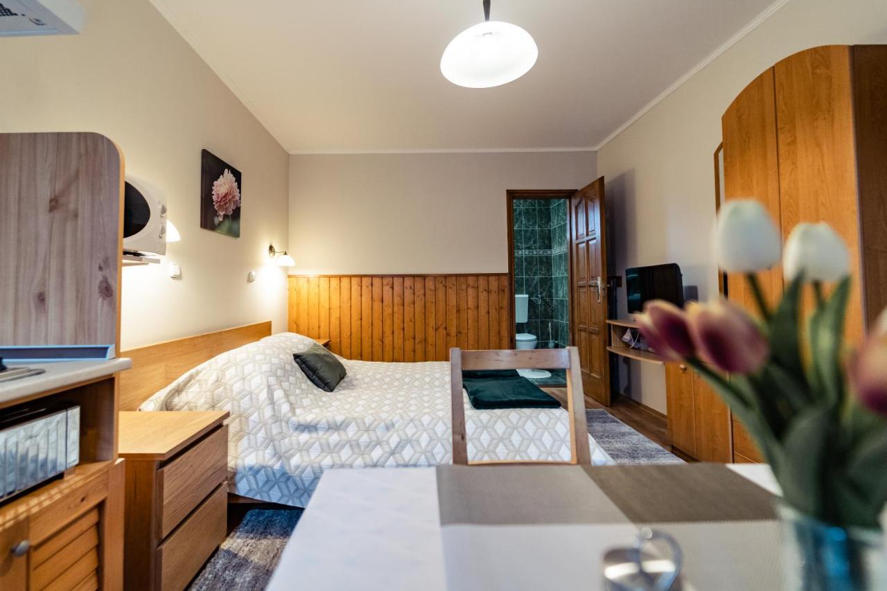 Estike Apartman Gyula Exterior foto